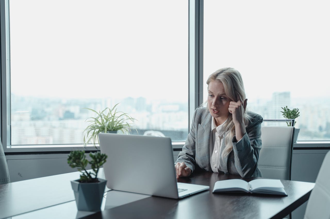 Ejecutiva gerenciando en oficina: Pexels.com
