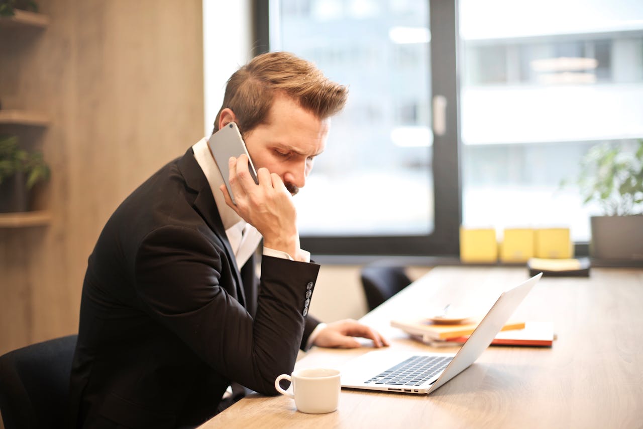 Gerente ocupado trabajando en oficina: Pexels.com
